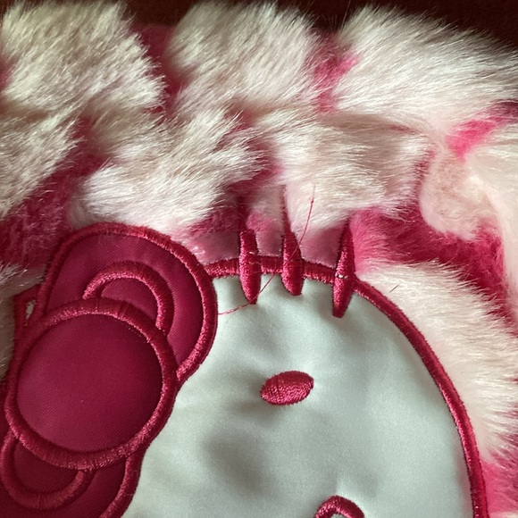 Fuzzy Hello kitty shoulder bag with zipper and straps - Picture 3 of 7